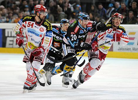#20 Brad Purdie, Liwest Black Wings Linz  im Angriff, verfolft von der #13 Johannes Kirisits, KAC.