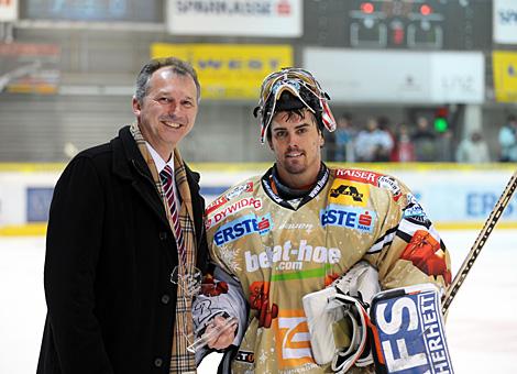 Spieler des Abends Alex Westlund mit Ing. Guenter, SingerLiwest Black Wings Linz vs. HDD TILIA Olimpija Ljubljana