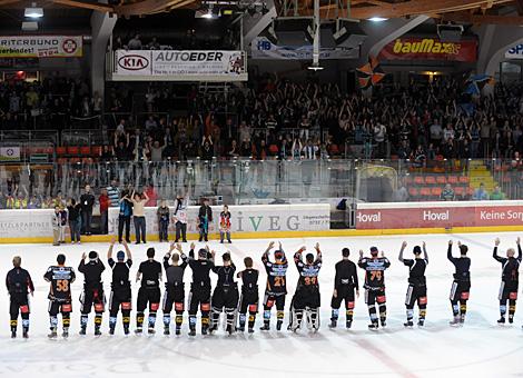Die Liwest Black Wings Linz feiern mit den Fans den Sieg gegen die Vienna Capitals.