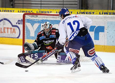 Alex Westlund Liwest Black Wings Linz und Michael Raffl EC VSV