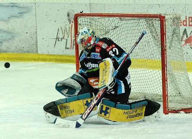 #32 Alex Westlund, Tormann, EHC Liwest Black Wings Linz wehrt einen Schuss ab.