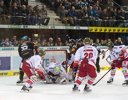 Andrew Jacob Kozek  (EHC Liwest Black Wings Linz) scort gegen Jaroslav Hübl (HCB Suedtirol), EHC Liwest Black Wings Linz vs HCB Suedtirol
Andrew Jacob Kozek  (EHC Liwest Black Wings Linz) scort gegen Jaroslav HÃ¼bl (HCB Suedtirol), EHC Liwest Black W