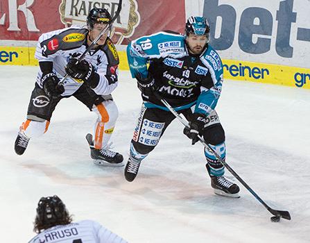 Andrew Jacob Kozek  (EHC Liwest Black Wings Linz) und Drew MacKenzie (Dornbirner Eishockey Club), EHC Liwest Black Wings Linz vs Dornbirner Eishockey Club