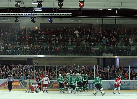 Jubelnde Spieler von Olimpija Ljubljana feiern den Sieg in Overtime gegen die Red Bulls Salzburg.