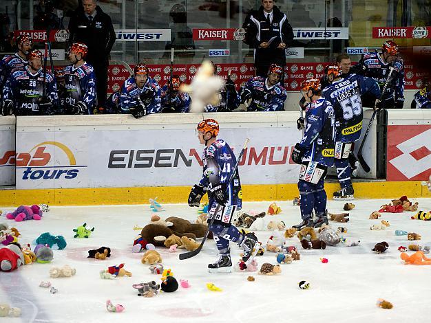 Teddy Bear Toss in Linz, EHC Liwest Black Wings Linz vs HDD Telemach Olimpija Ljubljana