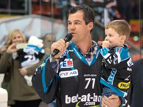 Pat Leahy, Ex-Linzer, wird in der Halle verabschiedet, EHC Liwest Black Wings Linz vs EC VSV