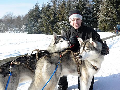 Curtis Murphy, mir seinen Huskys, EHC Liwest Black Wings Linz zu Gast auf der Mountain Wulf Farm