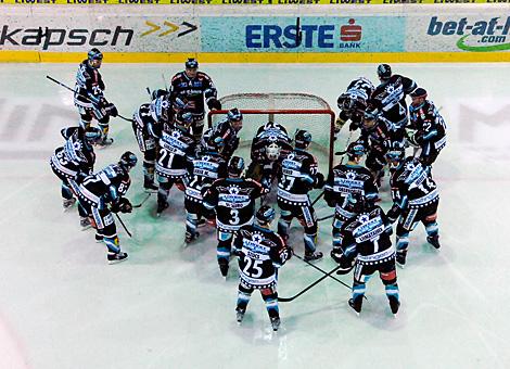 Die Liwest Black Wings vor Spielbeginn.