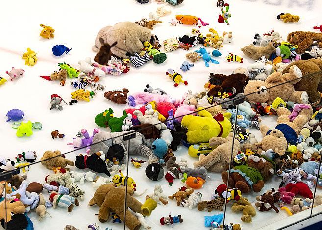 Teddy Bear Toss nach 45 Sekunden in der Linzer Eishalle, TorschÃ¼tze Rick Schofield (EHC Liwest Black Wings Linz)