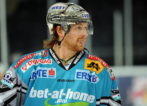  Verteidiger Aaron McKenzie, Liwest Black Wings Linz vs. EC Red Bull Salzburg
