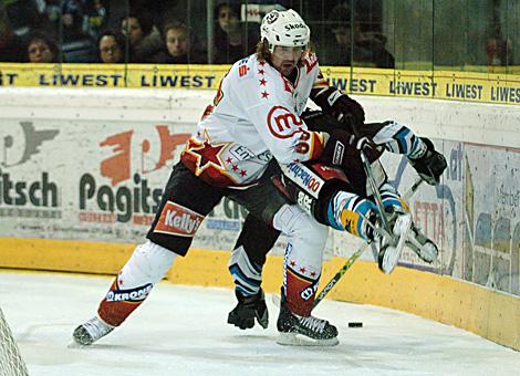 #55 Jaroslav Nedved, Verteidiger, HK Acroni Jesenice im Duell mit dem Linzer #30 Christian Perthaler, EHC Liwest Black Wings Linz.