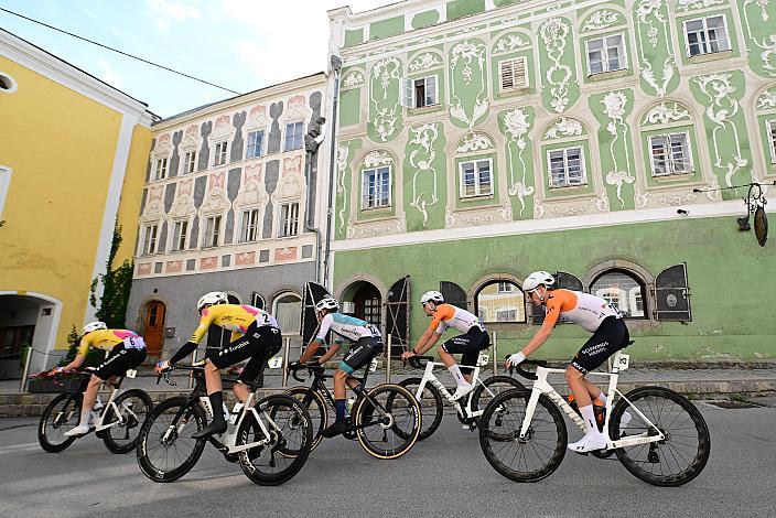 Das Peloton in Oberndorf am Inn, 2. Etappe Eferding - Reichersberg, Oberösterreich Rundfahrt