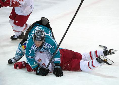 Brian Lebler (EHC Liwest Black Wings Linz) und Matthew Generous (EC Red Bull Salzburg)  EHC Liwest Black Wings Linz vs EC Red Bulls Salzburg