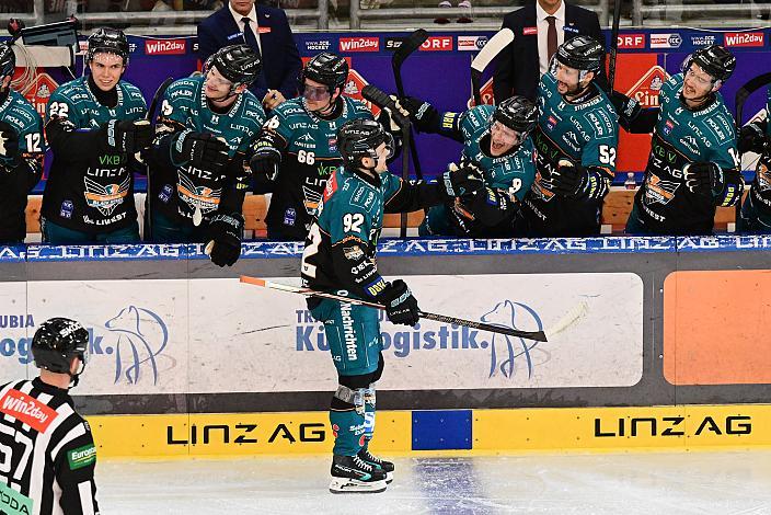 Die Steinbach Black Wings Linz feiern das Tor zum 3 zu 1 durch Oskar Maier (Steinbach Black Wings Linz), 8. Runde ICE, Steinbach Black Wings Linz vs EC KAC, Linz AG Eisarena