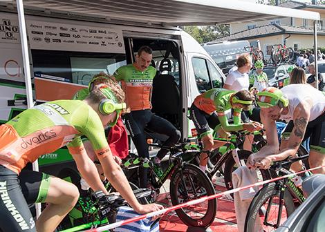 Team Hrinkow Advarics Cycleang beim Aufwärmen 
Team Hrinkow Advarics Cycleang beim AufwÃ¤rmen 