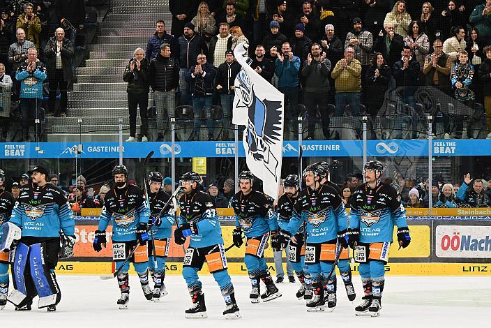 Das Team der Steinbach Black Wings Linz feiern den Heimsieg über Laibach, 22. Runde ICE, Steinbach Black Wings Linz vs HK Olimpija Ljubljana, Linz AG Eisarena