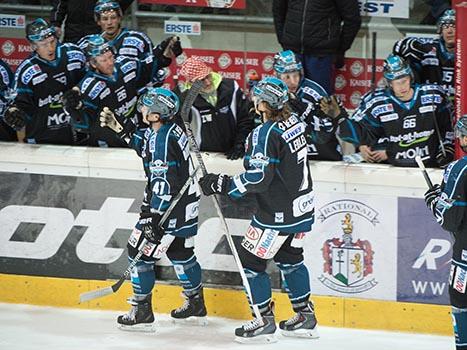 Linz feiert, EHC Liwest Black Wings Linz vs HCB Suedtirol, 1. Viertelfinale