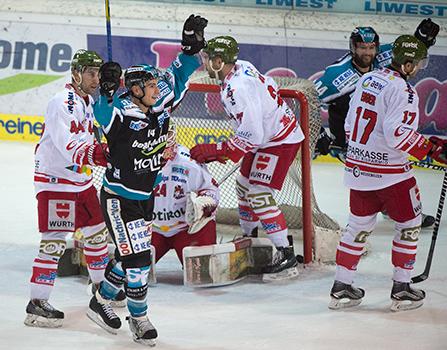 Daniel Oberkofler (EHC Liwest Black Wings Linz) feiert, EHC Liwest Black Wings Linz vs HCB Suedtirol
