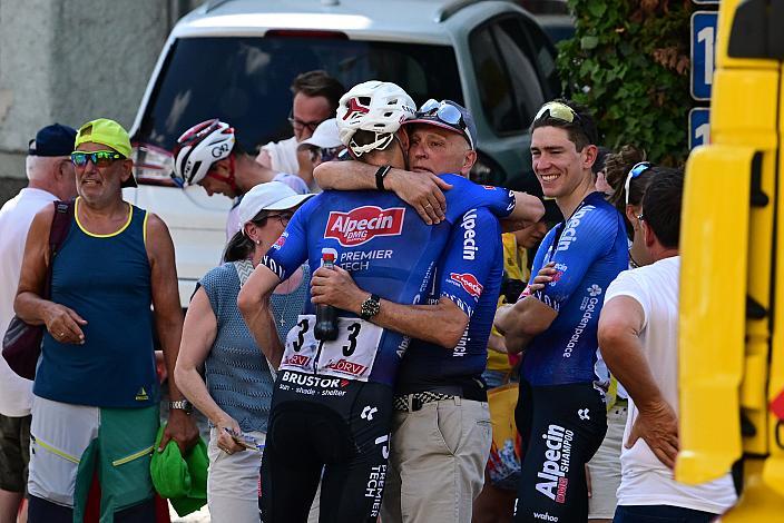 Sieger Michael Gogl (AUT, Alpecin - Premier Tech) wird von seinem Vater umarmt, Österreich Staatsmeisterschaft, Strasse, ÖSTM Schwanenstadt - OÖ