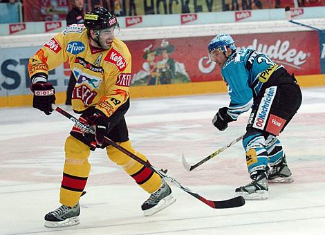 #19 Richard Seeley, Verteidiger, Vienna Capitals im Hintergrund die #30 Christian Perthaler, Liwest Black Wings Linz.