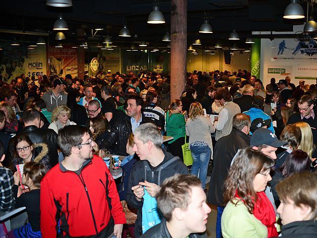 Die Linzer Fans im VIP Club der Keine Sorgen Eisarena.  