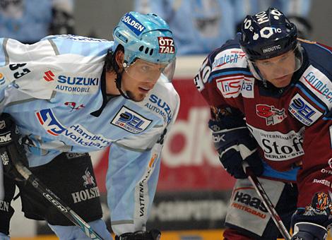 #33 Christoph Brandner, AUT, Stuermer, Hamburg Freezers und die #10 Jason Dunham, Strubing Tigers.