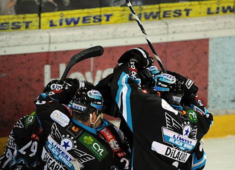 Die Black Wings jubeln ueber das 2 zu 0 durch Rob Shearer.