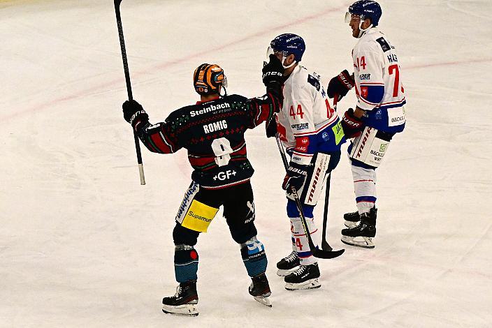 Emilio Romig (Steinbach Black Wings Linz) feiert das 1 zu 0, Weihnachtsspiel, Steinbach Black Wings Linz vs HC TIWAG Innsbruck - Die Haie , Linz AG Eisarena
