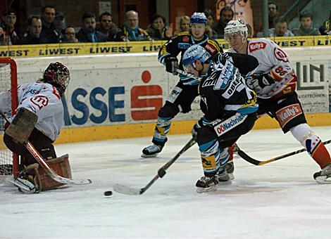 #74 Daniel Oberkofler, Liwest Black Wings Linz vor dem Tor von Jesenice, gehuetet von der#33 Robert Kristan, HK Acroni Jesenice.