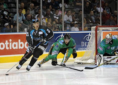 #21 Philipp Lukas, Liwest Black Wings Linz im Angriff verfolgt von der #74 Bryan Rodney, London Knights.  