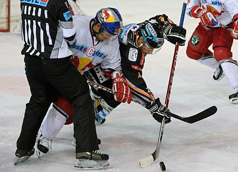 Philipp Lukas, Liwest Black Wings Linz im Duell mit Thomas, Koch Red Bull Salzburg.