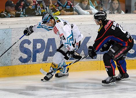 #74 Daniel Oberkofler, Stuermer, Liwest Black Wings Linz im Angriff.
