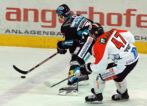 #79 Gregor Baumgartner, Stuermer, EHC Liwest Black Wings Linz im Duell mit der #47 Harald Ofner, HC Innsbruck.