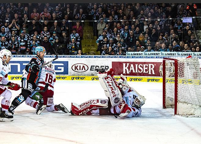 Rick Schofield (EHC Liwest Black Wings Linz), Tormann David Madlener (EC KAC)Eishockey,  2. Viertelfinale EHC Liwest Black Wings Linz vs EC KAC