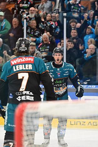 Die Steinbach Black Wings Linz feiern das Tor zum 4 zu. durch Niklas Würschl (Steinbach Black Wings), Brian Lebler (Steinbach Black Wings Linz),