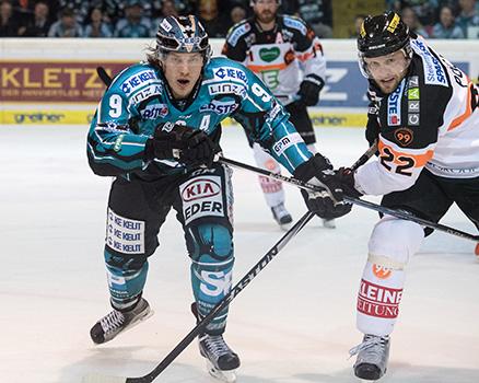 Brian Lebler (EHC Liwest Black Wings Linz) und Thomas Pöck (Moser Medical Graz 99ers), EHC Liwest Black Wings Linz vs Moser Medical Graz 99ers
Brian Lebler (EHC Liwest Black Wings Linz) und Thomas PÃ¶ck (Moser Medical Graz 99ers), EHC Liwest Black Wi