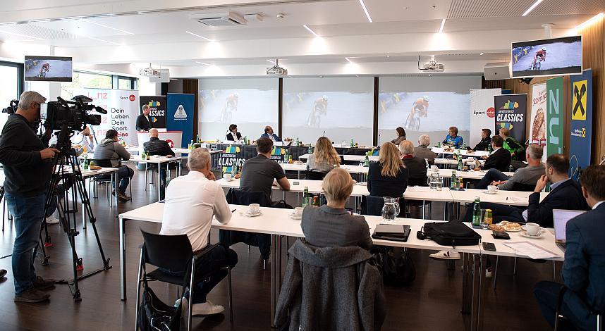 v.l. Michaela Keplinger-Mitterlehner (RLB OÖ, Generaldirektor Stellvertreterin), Paul Resch (Präsident LRV Oberösterreich), Wirtschafts- und Sport-Landesrat Markus Achleitner (Oberösterreich), Vizebürgermeisterin Karin Hörzing, Stadt Linz, Moran Vermeulen (AUT, Team Felbermayr Simplon Wels) Pressekonferenz Int. Raiffeisen Oberösterreich Rundfahrt (UCI Kat. 2.2), Olympiazentrum Linz