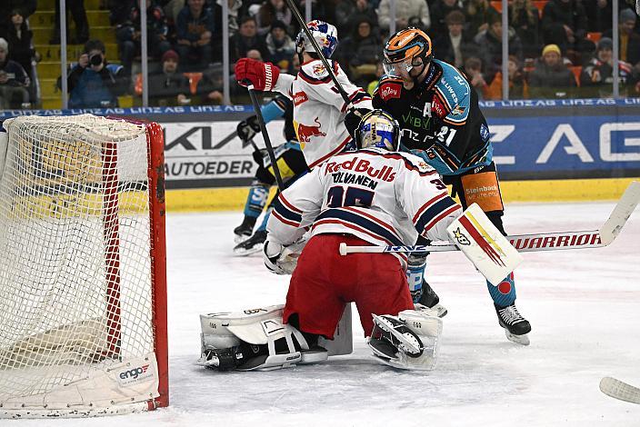 Sean Collins (Steinbach Black Wings Linz) vor Tormann Atte Tolvanen (EC Red Bull Salzburg)  Win2Day ICE Hockey League,  Steinbach Black Wings Linz vs EC Red Bull Salzburg,  Linz AG Eisarena 