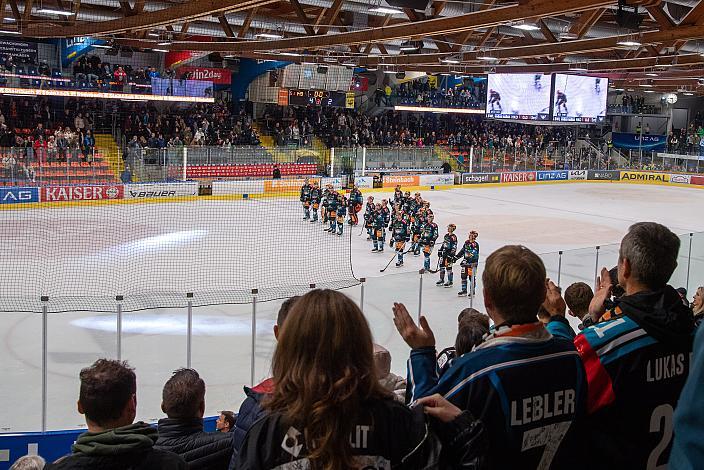 Das Team der Steinbach Black Wings Linz feiert den Heimsieg, Steinbach Black Wings Linz vs HK SZ OLIMPIJA,, Linz AG Eisarena