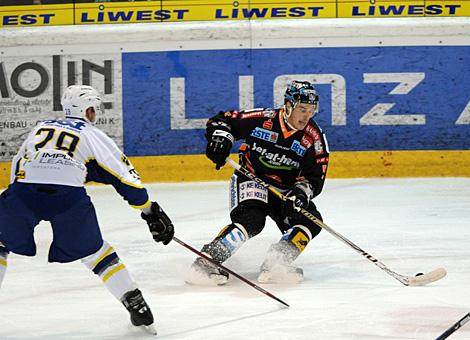 #5 Franklin MacDonald, Liwest Black Wings Linz in der Angriffszone. 