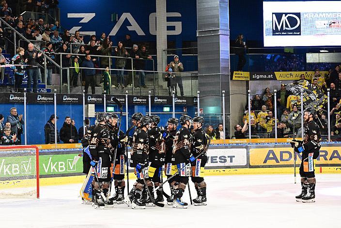 Das Team der Steinbach Black Wings Linz feiern den Heimsieg über die Vienna Capitals, 16. Runde ICE, Steinbach Black Wings Linz vs Vienna Capitals, Linz AG Eisarena 
