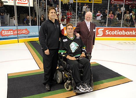 Hockeylegende Don Jerry mit Kerry Goulet und dem Spendenempfaenger von Shoot for a cure