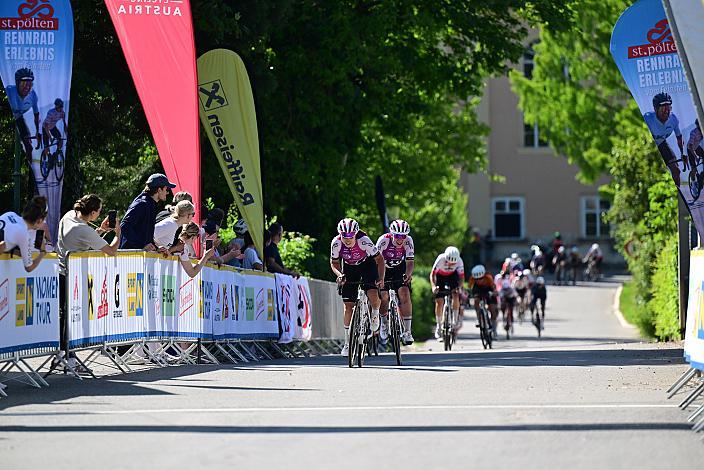 Podest 2. Etappe, 2. Platz Maja Tracka (POL, MAT Atom Deweloper Wroclaw), Siegerin Olga Wankiewicz (POL, MAT Atom Deweloper Wroclaw),  3. Platz Tsige Kiros (ETH,  Canyon Sram Zondacrypto Generation)  Sportland NÖ women tour