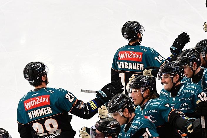 Die Steinbach Black Wings Linz feiern das Tor zum 1  zu 0.8. Runde ICE, Steinbach Black Wings Linz vs EC KAC, Linz AG Eisarena 