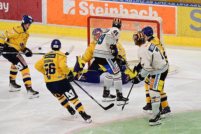 Graham Knott (Steinbach Black Wings Linz), Brian Lebler (Steinbach Black Wings Linz), Tormann Jan Strmen (HC Motor Ceske Budejovice) Testspiel, Steinbach Black Wings Linz vs HC Motor Ceske Budejovice , Linz AG Eisarena 