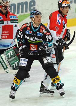 #29 Markus Matthiasson, Stuermer, EHC Liwest Black Wings Linz im Duell mit der #11 Philippe Lakos, HC Tiroler Wasserkraft Innsbruck.