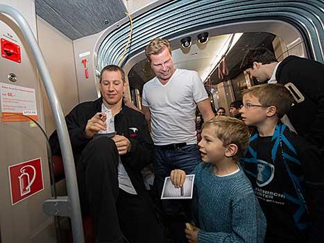 Robert Lukas, EHC Liwest Black Wings Linz mit Fans in der Strassenbahn.