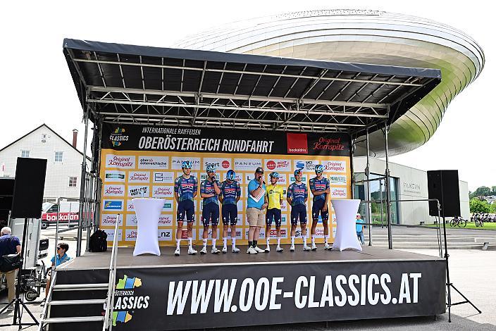 Das Soudal - Quickstep Devo Team Im Gelben Trikot des Gesamtführenden Henrique Ribeiro Bravo (BRA, Soudal - Quickstep Devo Team) 3. Etappe Asten - Bad Schallerbach, Oberösterreich Rundfahrt