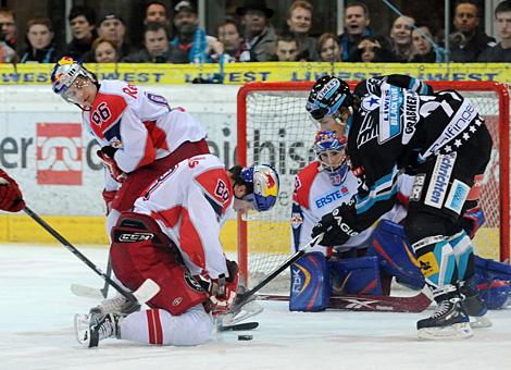 #91 Martin Grabher Meier, Liwest Black Wings Linz und die #88 Rene Toedling, Red Bulls Salzburg im Duell um die Scheibe.