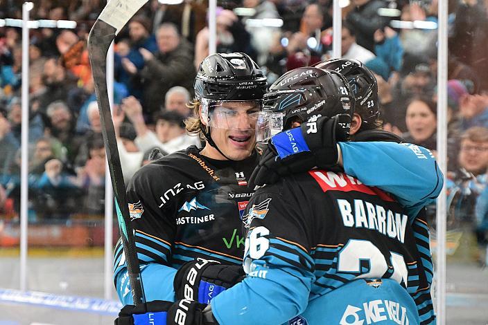 Brian Lebler (Steinbach Black Wings Linz) und Travis Barron (Steinbach Black Wings Linz) feiert das Tor zum 3 zu 0, 34. Runde ICE, Steinbach Black Wings Linz vs Hydro Fehervar AV 19, Linz AG Eisarena